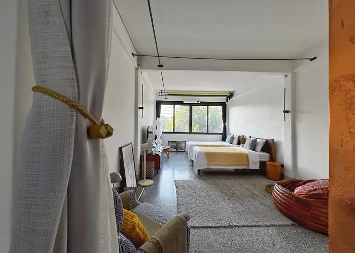 Siri Designer 3-storey Townhouse With Garden And Luxury Amenities Holiday home