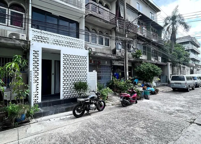 Siri Designer 3-storey Townhouse With Garden And Luxury Amenities Holiday home *